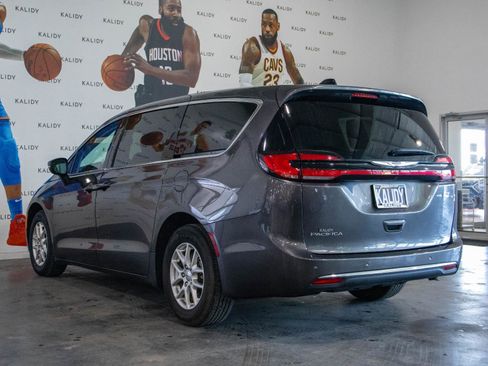 Used 2023 Chrysler Pacifica Touring-L FWD image 20