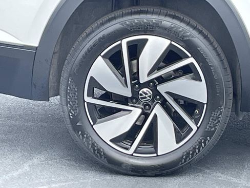 Certified 2024 Volkswagen Atlas SE image 9