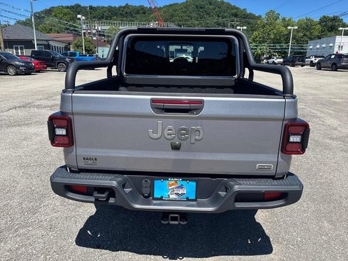 Used 2020 Jeep Gladiator Overland AWD/4WD image 4