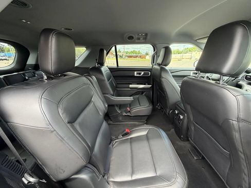 Used 2022 Ford Explorer XLT w/ Equipment Group 202A AWD/4WD image 9