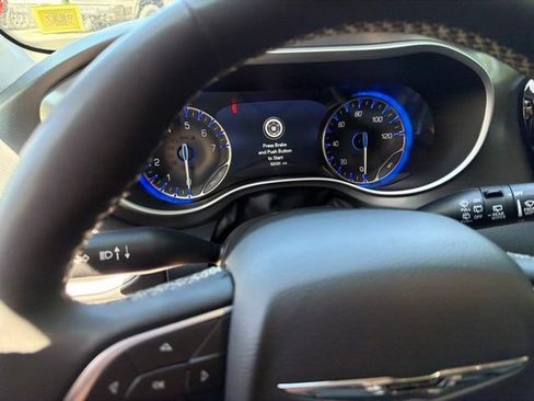 Used 2023 Chrysler Pacifica Touring-L FWD image 14