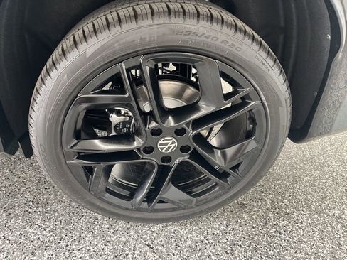 New 2026 Volkswagen Tiguan SE R-Line AWD/4WD image 9