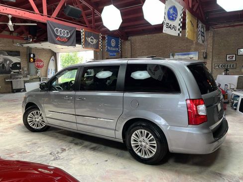 Used 2015 Chrysler Town & Country Limited Platinum FWD image 5