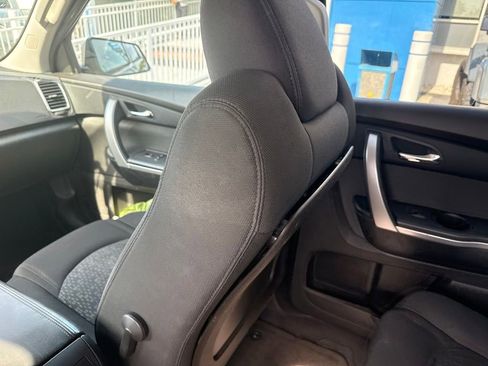 Used 2011 GMC Acadia SLE FWD image 16