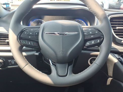Used 2025 Chrysler Pacifica Limited FWD image 14