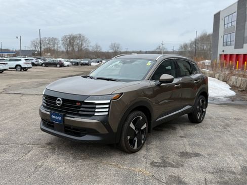 Used 2025 Nissan Kicks SR image 3