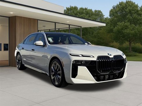 New 2025 BMW 760i xDrive w/ Premium Package image 4