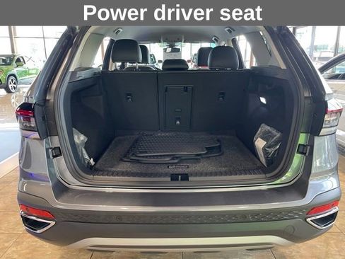 Used 2025 Volkswagen Taos SE image 17