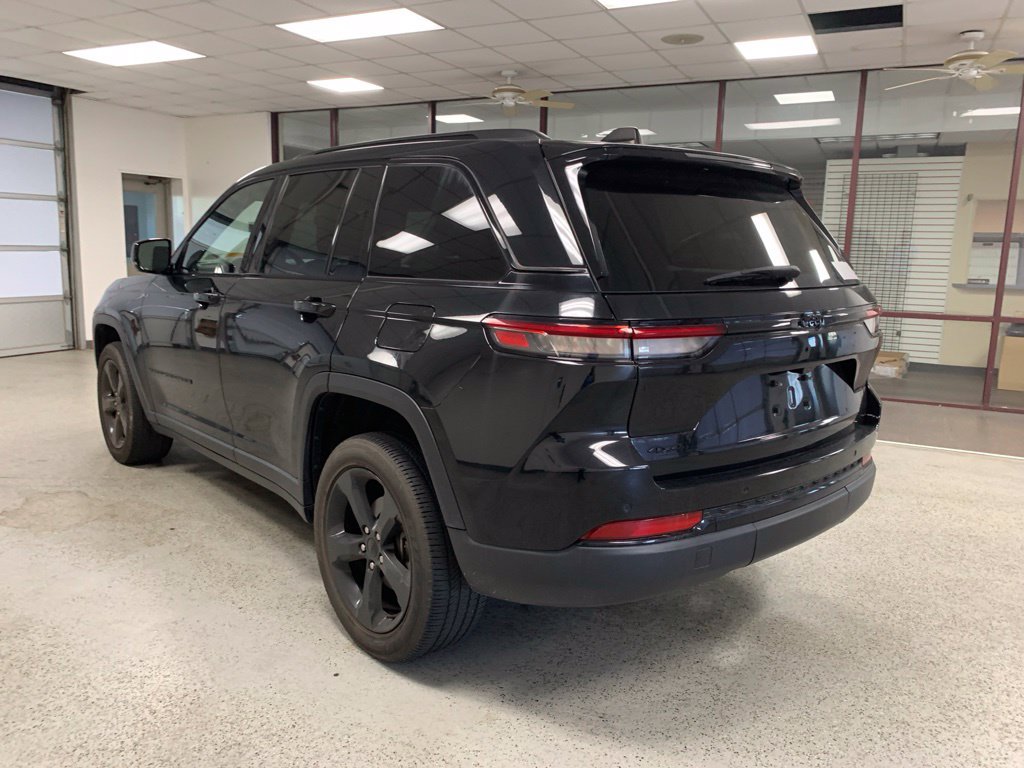 Used 2023 Jeep Grand Cherokee Altitude AWD/4WD image 4