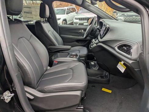 New 2026 Chrysler Pacifica Select FWD image 28