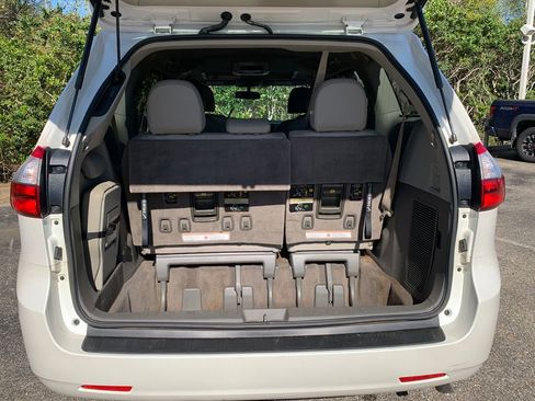 Used 2015 Toyota Sienna XLE image 8