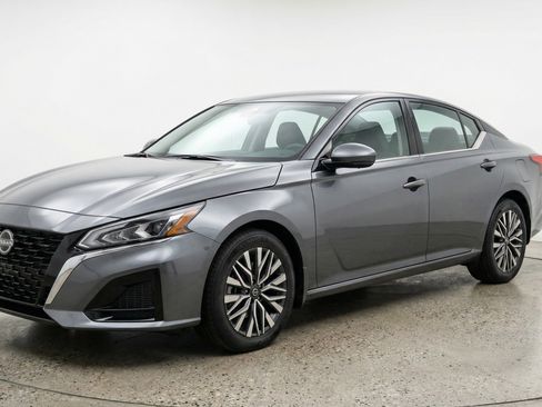 Used 2025 Nissan Altima 2.5 SV FWD image 3