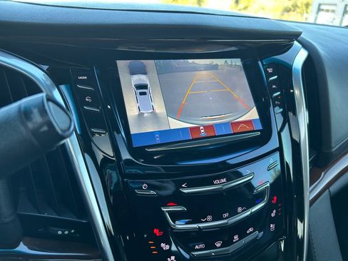 Used 2020 Cadillac Escalade Luxury AWD/4WD image 19