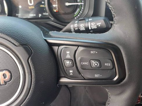 Used 2025 Jeep Wrangler Unlimited Rubicon 4xe w/ Convenience Group AWD/4WD image 17