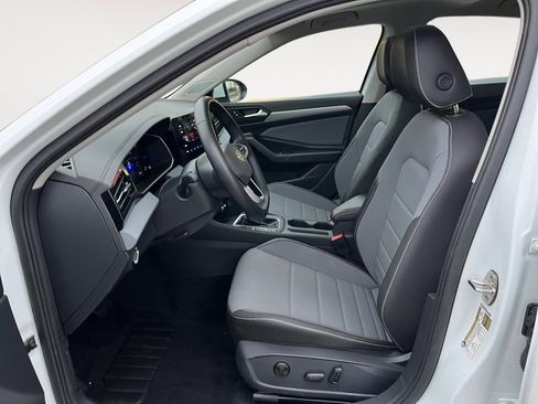 Certified 2025 Volkswagen Jetta SE w/ Sunroof Package image 9
