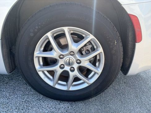 Used 2024 Chrysler Pacifica Touring-L FWD image 9