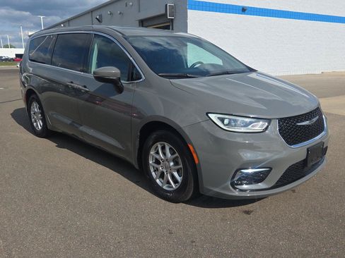 Used 2023 Chrysler Pacifica Touring-L FWD image 8