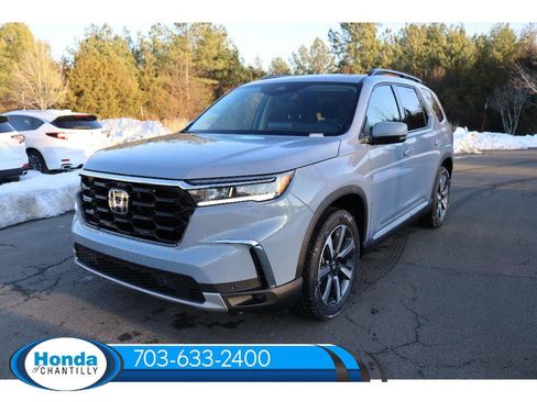 New 2025 Honda Pilot Touring image 3