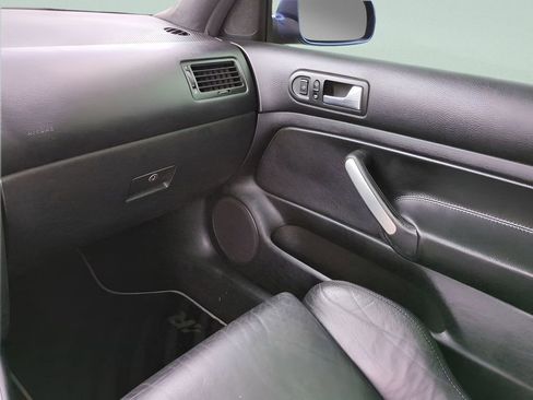 Used 2004 Volkswagen R32 image 17