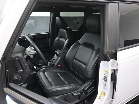 Used 2025 Ford Bronco Badlands image 9