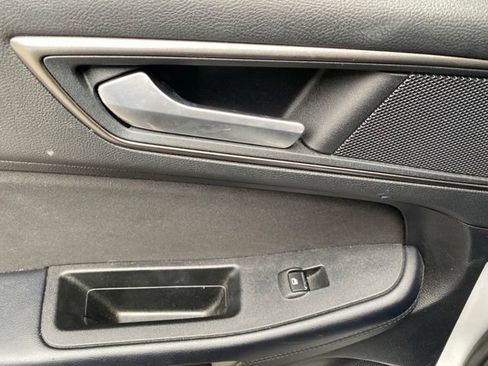 Used 2018 Ford Edge SE FWD image 14
