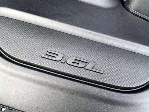 Used 2025 Chrysler Pacifica Select image 32