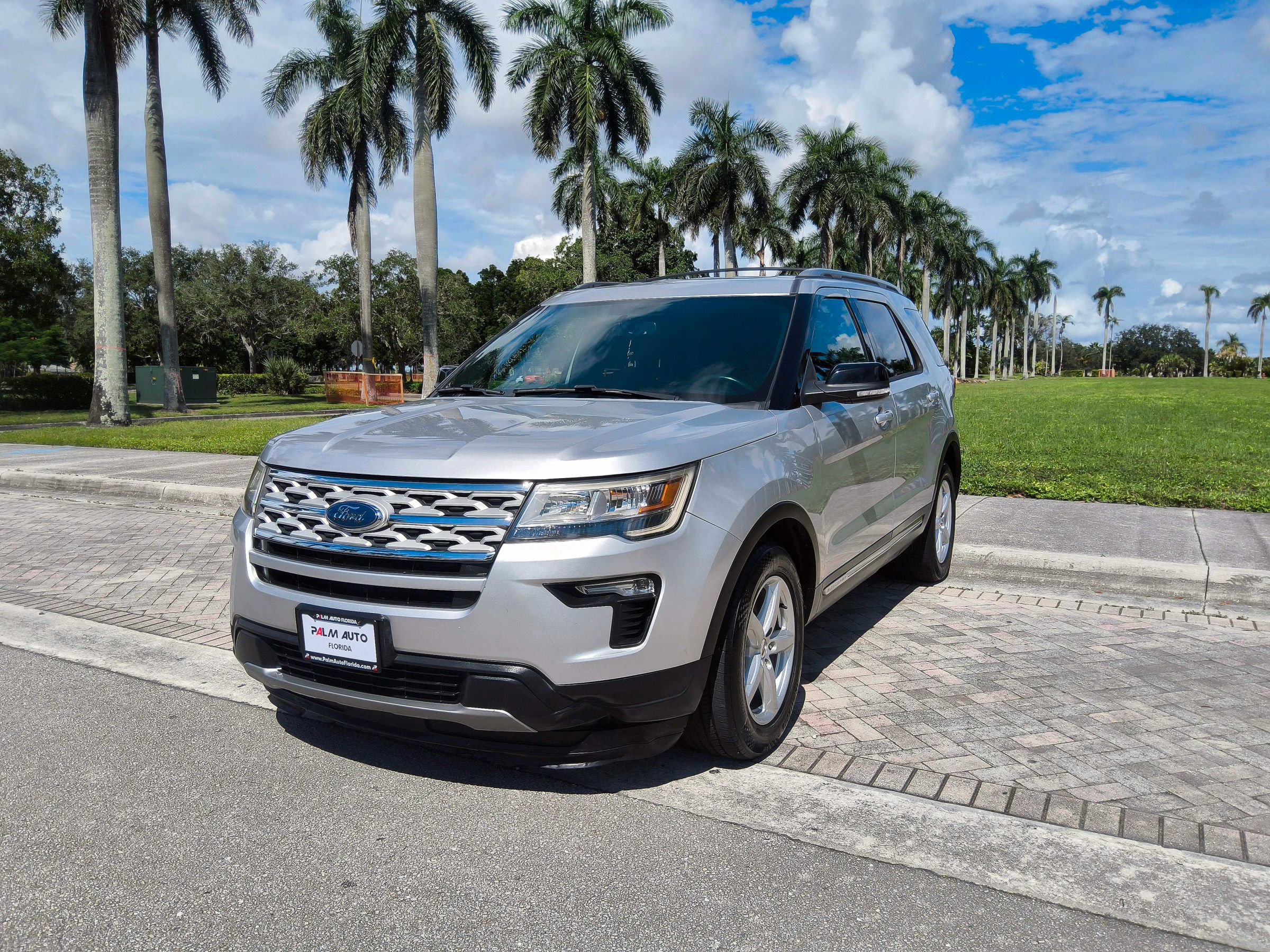 Used 2018 Ford Explorer XLT w/ Equipment Group 201A FWD image 3