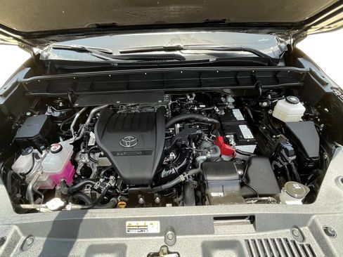 Used 2025 Toyota Highlander LE FWD image 26