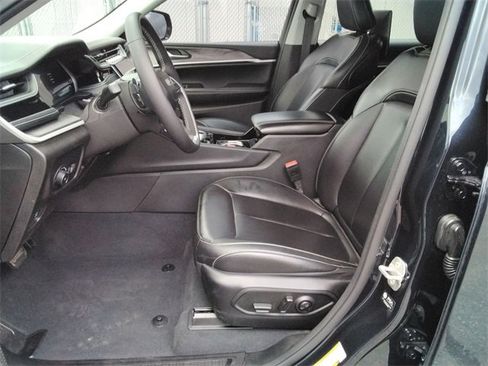 Used 2023 Jeep Grand Cherokee L Limited w/ Luxury Tech Group II image 9