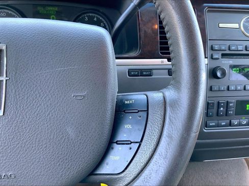 Used 2011 Lincoln Town Car Signature Limited image 22