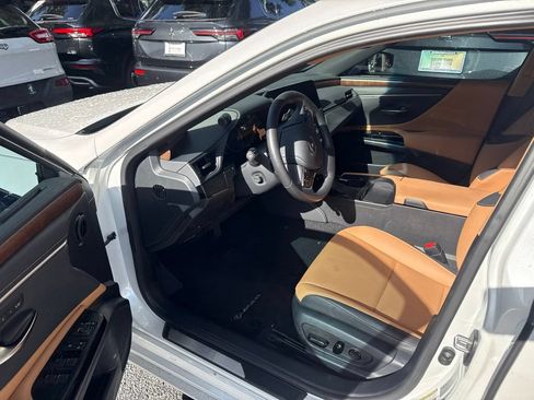 Used 2024 Lexus ES 250 w/ Premium Package AWD/4WD image 12