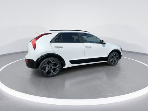 Used 2025 Kia Niro SX Touring image 9