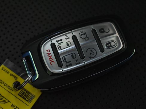 Used 2023 Chrysler Pacifica Limited FWD image 35
