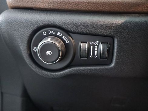 Used 2018 Chrysler Pacifica Limited w/ Advanced Safetytec Group FWD image 23