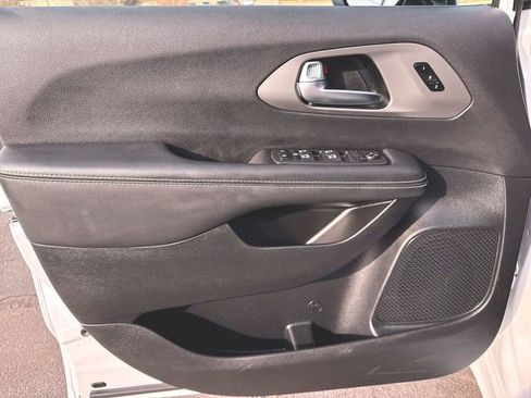 Used 2025 Chrysler Pacifica Select image 21