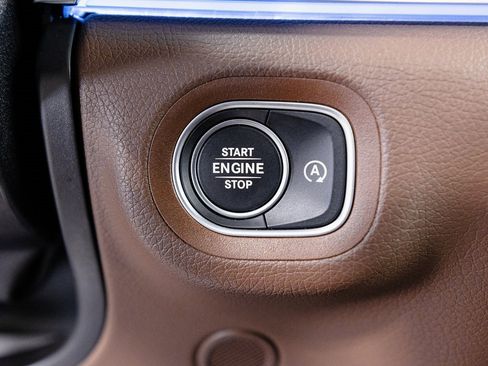 Used 2025 Mercedes-Benz GLS 580 4MATIC image 17