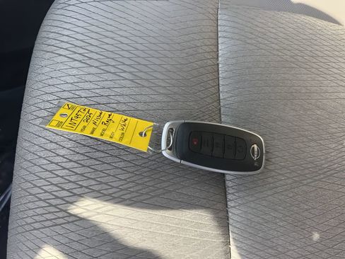 Used 2025 Nissan Rogue SV image 33