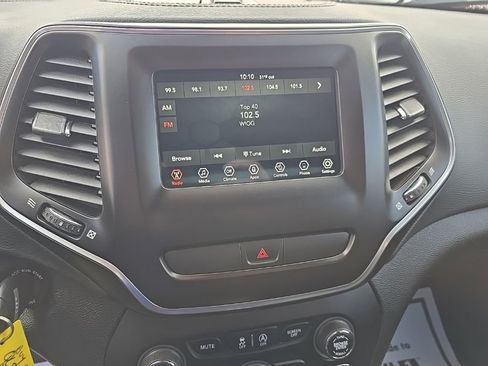 Used 2019 Jeep Cherokee Latitude w/ Cold Weather Group image 22