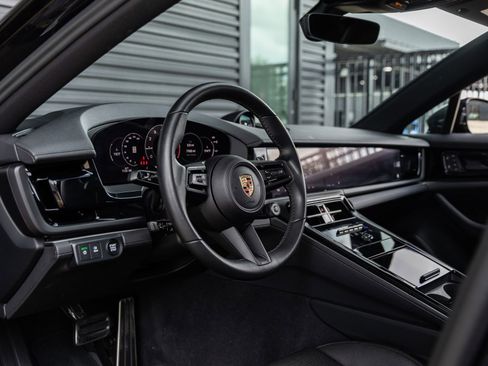 Used 2025 Porsche Panamera image 4