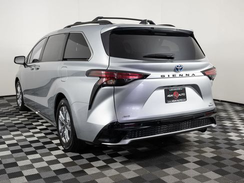 Used 2022 Toyota Sienna XSE image 5