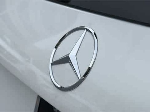 Used 2025 Mercedes-Benz GLB 250 4MATIC image 9