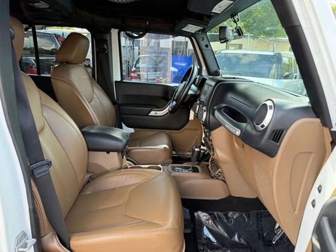 Used 2013 Jeep Wrangler Unlimited Sahara w/ Connectivity Group AWD/4WD image 15