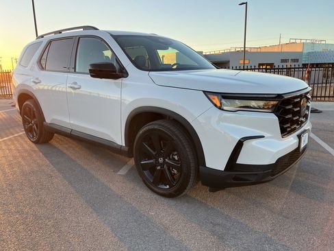 Used 2025 Honda Pilot Black Edition image 3