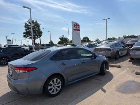 Used 2022 Toyota Corolla LE FWD image 4