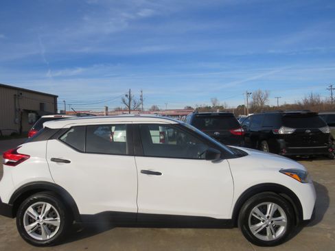 Used 2020 Nissan Kicks S image 32
