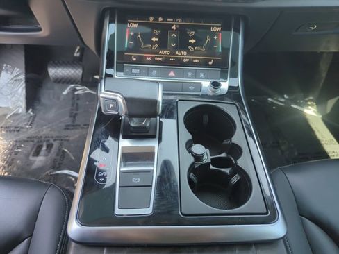 Used 2022 Audi Q8 Premium image 12