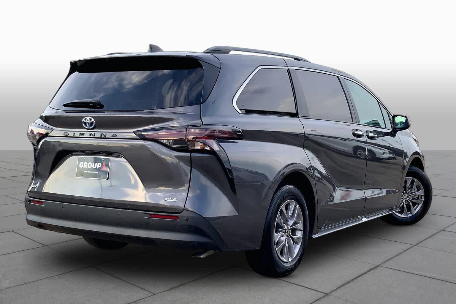 Certified 2025 Toyota Sienna XLE FWD image 13