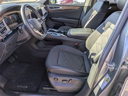 Used 2024 Volkswagen Atlas SE image 16