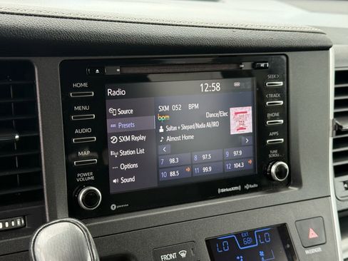 Used 2020 Toyota Sienna SE image 21