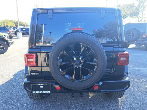 Used 2021 Jeep Wrangler Unlimited Sahara image 5